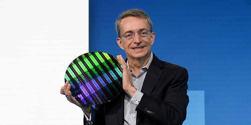 El CEO de Intel sostiene una oblea de chips